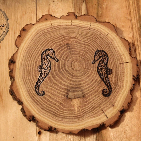 Holzscheibe Robinie mit Holzbrennerei - Motiv "Seepferdchen in der Strömung" - Kunsthandwerks-Unikat aus Handarbeit