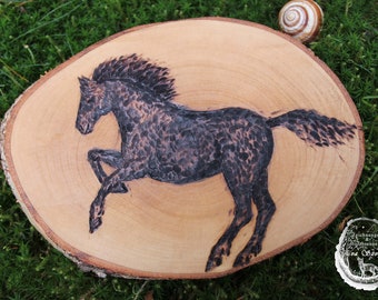 Holzscheibe mit Holzbrennerei - Motiv "Pferd" - Kunsthandwerks-Unikat aus Handarbeit