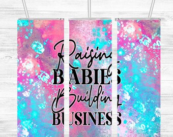 Può includere: Tre design di bicchieri in stile acquerello rosa e blu con il testo "Raising Babies Building Business" in nero.