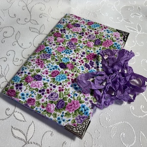 Junk Journal Cover - Schöne rosa lila blaue Blumen auf einem weißen Hintergrund mit Taschen innen - NUR COVER, keine Signaturen enthalten