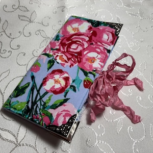 NEUE Größe Journal Cover 4 "x 8" - Rosa Blumen auf einem Periwinkle Blue Hintergrundstoff mit Innentaschen - NUR COVER, keine Signaturen enthalten
