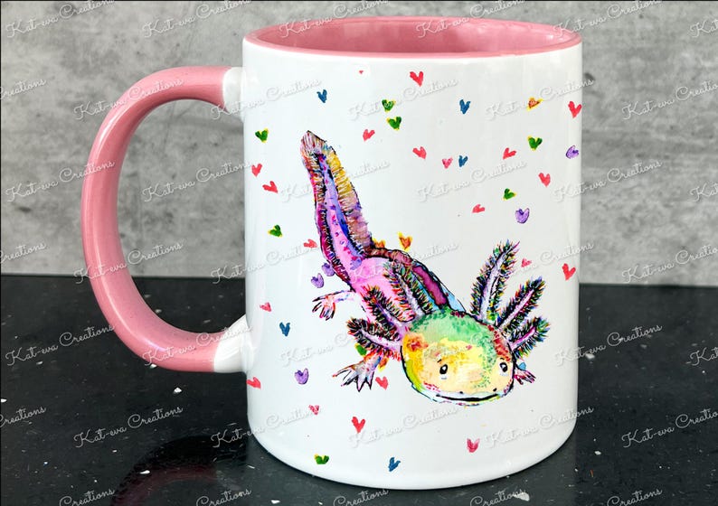 Pu&ograve; includere: Una tazza in ceramica bianca con un manico rosa presenta un'illustrazione colorata di un axolotl con un motivo arcobaleno. Lo sfondo &egrave; bianco con cuori rosa, blu, verdi e viola sparsi.