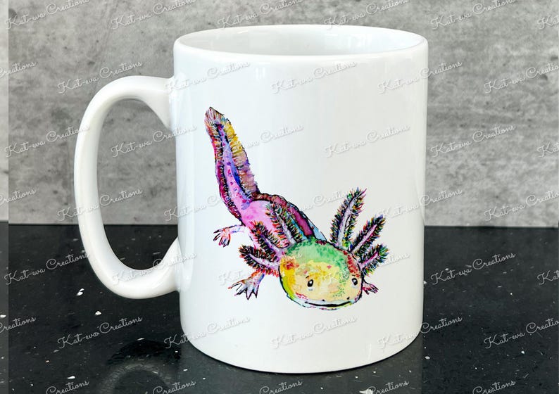 Pu&ograve; includere: Tazza in ceramica bianca con un'illustrazione colorata di un axolotl. L'axolotl &egrave; rosa, verde e giallo con branchie piumate.
