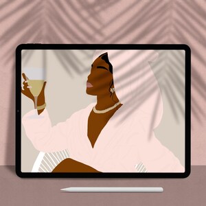 Może przedstawiać: Cyfrowa ilustracja osoby w białym szlafroku trzymającej kieliszek wina. Osoba ma ciemną sk&oacute;rę i nosi złotą biżuterię. Obraz wyświetlany jest na tablecie z białym rysikiem poniżej.