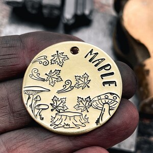 Süßer Hunde id Tag, handgestempelter Hunde-Tag mit Ahornblättern und Pilzen, doppelseitiger Hunde-Tag aus Metall, 2 Telefonnummern / Mikrochipped, Hundegeschenk