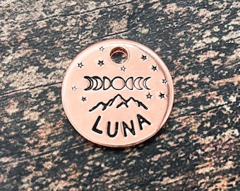 Etiqueta de identificação de gato personalizada, etiqueta de nome de gato lunar com montanhas e estrelas, etiqueta de gato personalizada carimbada à mão, etiqueta de nome de gato pequena e leve