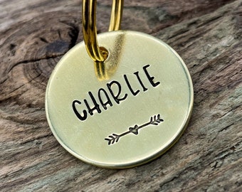 Personalisierter Hundeanhänger mit Telefonnummer, minimalistischer Hunde id Tag, kleiner Hundeanhänger, handgefertigtes Hundegeschenk, Hundehalsband Charm, Gold Dog Tag