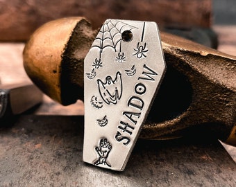 Etiqueta de perro de Halloween etiqueta de perro de ataúd espeluznante personalizada con 2 números de teléfono etiqueta de mascota de metal personalizada estampada a mano regalo de perro hecho a mano