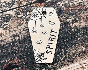 Etiqueta de perro de Halloween, etiqueta de perro de ataúd con diseño de telaraña, etiqueta de perro para perros personalizada, etiqueta de mascota de metal estampada a mano con 2 números de teléfono