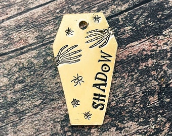 Placa de identificación de Halloween: Ataúd espeluznante, manos de esqueleto, identificación personalizada para mascotas