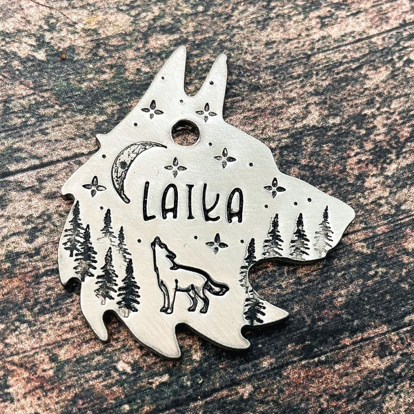 Médaille d'identité gravée pour chien avec motif loup, personnalisée avec 2 numéros de téléphone, étiquette d'identification pour animal de compagnie estampée à la main avec un motif de loup, idée cadeau pour chien fait main