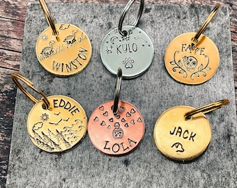 Etiqueta de perro grabada personalizada etiqueta de nombre de perro etiqueta de collar de mascota de latón con número de teléfono idea de regalo de perro hecha a mano etiqueta de identificación de mascota pequeña estampada a mano