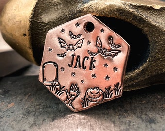 Placa de identificación de Halloween estampada a mano: Murciélagos espeluznantes, identificación personalizada para mascotas