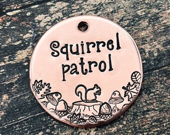 Eekhoorn patrouille hondenpenning, hand gestempeld huisdier id tag met schattige eekhoorn en blad ontwerp, dubbelzijdige hond tag met telefoonnummer of gechipt