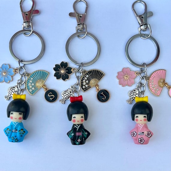 ハンドメイドアクセサリー kokinchan Japanese Sakura Kokeshi Keychain, Initial Letter Custom Bag Decor