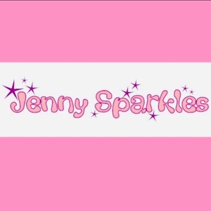 Op de afbeelding: Roze en witte achtergrond met de tekst "Jenny Sparkles" in roze met een paarse omtrek. Er zijn paarse sterren rond de tekst.