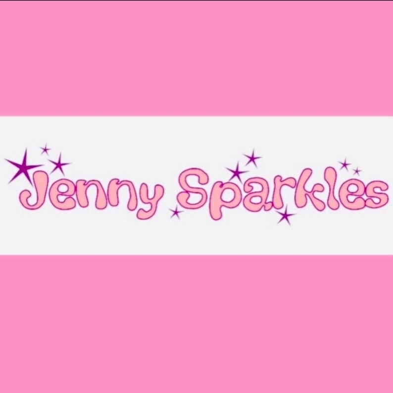 Op de afbeelding: Roze en witte achtergrond met de tekst "Jenny Sparkles" in roze met een paarse omtrek. Er zijn paarse sterren rond de tekst.