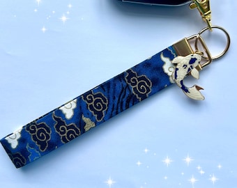 Llavero de pez koi: pulsera con ondas japonesas y dije de flor de sakura