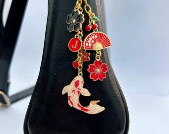 Dije para bolso con diseño de pez koi: abanico de flor de cerezo japonesa, etiqueta con letra personalizada