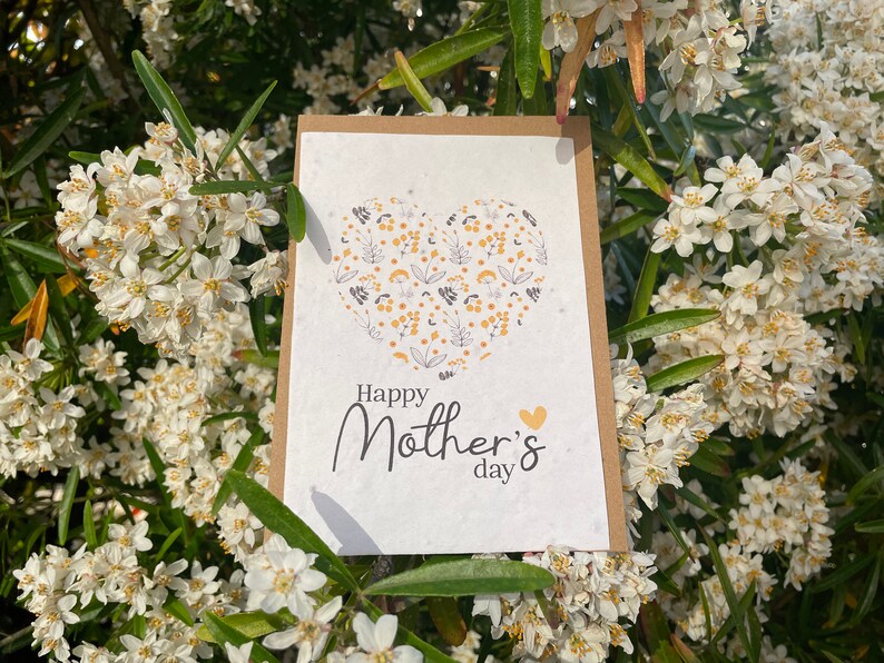 Carte à planter Bonne fête Maman Coeur Jaune. Carte ensemencée Fête des mères. Carte Anglais, Espagnol, Néérlandais, Allemand, Portugais. Anglais