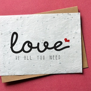 Carte à planter Love is all you need. Carte ensemencée Saint Valentin. Carte à planter Amour.