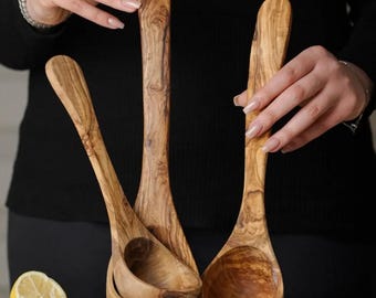 Cucharón de madera de olivo para sopa, regalo del Día de la Madre - Utensilio de cocina de madera hecho a mano - Regalo de cocina personalizado para ella - Decoración rústica de cocina -