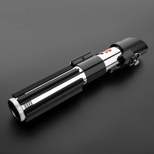 Op de afbeelding: Een zwart en zilveren lightsaber-speelgoed met een rode knop op de handgreep.