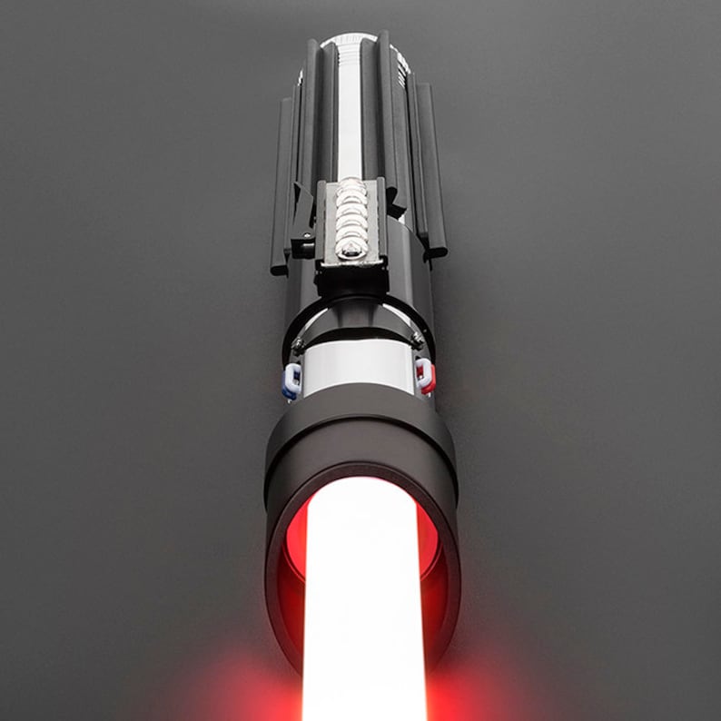 Op de afbeelding: Een zwart lightsaber met een rode blade. De lightsaber heeft een zilveren metalen handvat en een zwarte grip.