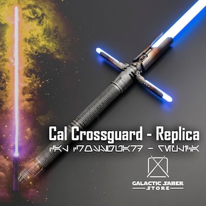 Puede incluir: R&eacute;plica del sable de luz Cal Crossguard con un mango negro texturizado y un dise&ntilde;o de guarda cruzada. El sable de luz presenta una hoja azul brillante. El texto "Cal Crossguard - Replica" se muestra sobre un fondo oscuro.