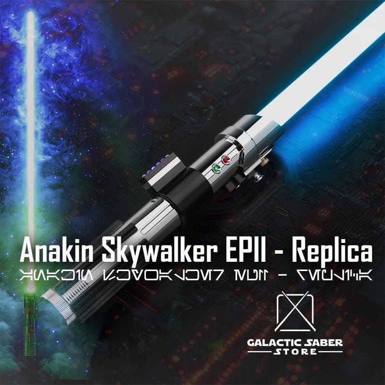 Puede incluir: Un sable de luz azul y plateado con un bot&oacute;n verde y rojo. El sable de luz es una r&eacute;plica del sable de luz de Anakin Skywalker de Star Wars Episodio III. El texto "Anakin Skywalker EPIII - Replica" es visible en la imagen. El texto "GALACTIC SABER STORE" tambi&eacute;n es visible en la imagen.