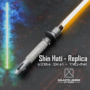 Peut inclure: Une r&eacute;plique de sabre laser argent&eacute;e avec une lame jaune. Le sabre laser est &eacute;tiquet&eacute; "Shin Hati - Replica" et "GALACTIC SABER STORE".