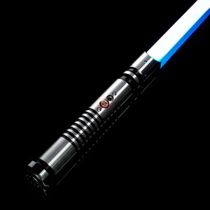 K&ouml;nnte beinhalten: Ein silbernes Lichtschwert mit einer blauen Klinge. Das Lichtschwert hat einen schwarzen Griff mit einem strukturierten Griff und einen roten Knopf.