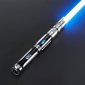 Op de afbeelding: Een zilveren en zwarte lightsaber met een blauwe blade. De lightsaber heeft een klein scherm op de handgreep.