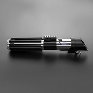 Op de afbeelding: Een zwart en zilveren lightsaber met een blauwe lightsaber-blade. De lightsaber heeft een zwarte handgreep met een zilveren metalen band en een zilveren metalen knop.