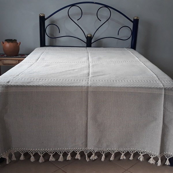 Silver Gray Quilt sizes Single 5' 2" x 8' 5", Double 6' 5" x 8' 5", Queen size 8' 8" x 9' 5" and King size 9' 8" x 9' 8" .