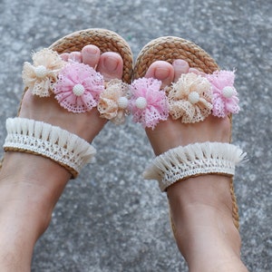 bridal sandal, beach wedding sandals, Sandal with flowers, white wedding sandals. Wedding Sandal, white flower lace shoes zdjęcie 1