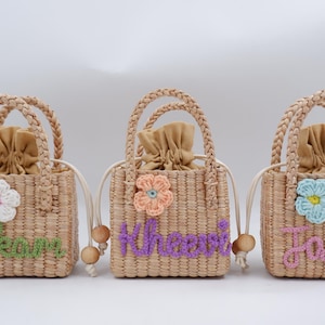 Gepersonaliseerde strobloemenmeisjestas: monogram kindertas