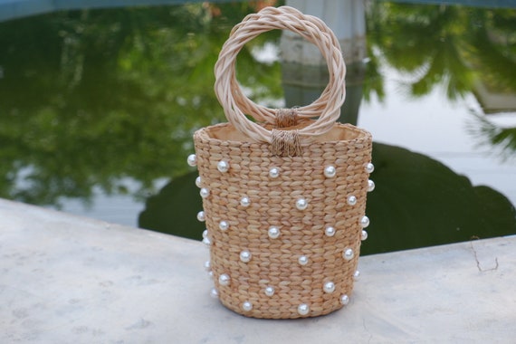 Woven bag with pearl decoration around the bag Pearl Straw Bags Women s straw woven bucket bag beaded straw bag Bridal Bag Wrist Bag