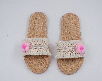 Strandsandalen aus Seegras: Braut- und Brautjungfernschuhe mit Blumenmuster