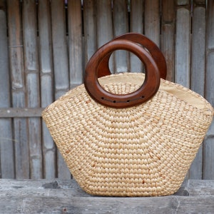 Bolsa de praia de verão com alça de madeira, cesta de verão de ervas marinhas, bolsa de aguapé