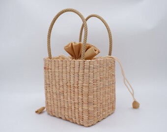 Handwoven Straw Basket Bag: Mini Beach Tote with Cotton Lining