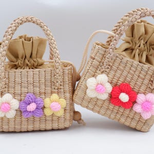 Stro portemonnee bloemenmeisje: geborduurde minitas voor kinderen