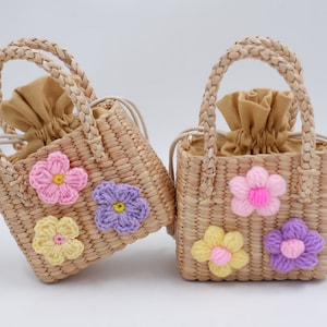 Gepersonaliseerde strobloemenmeisjestas: geborduurde kinderportemonnee