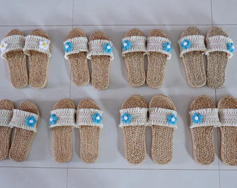 Strandsandalen aus Seegras: Braut- und Brautjungfernschuhe mit Blumenmuster