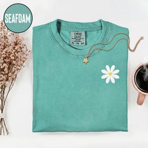 Embroidered Seafoam Comfort Colors Shirt, Embroidery Happy Mom Daisy Flower Tee, M509