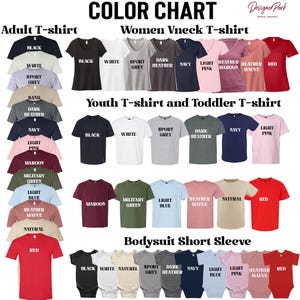 Puede incluir: Carta de colores que muestra varias camisetas y bodies en diferentes colores. Incluye estilos para adultos, cuello en V para mujer, j&oacute;venes, ni&ntilde;os peque&ntilde;os y bodies de manga corta. Los colores incluyen negro, blanco, azul marino, rojo y m&aacute;s. El texto "CARTA DE COLORES" est&aacute; en la parte superior.