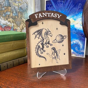 Letrero de género literario para estantería, decoración de biblioteca para el hogar, letrero de biblioteca de género fantástico, decoración de estantería de madera, letrero de fantasía Shelfie, regalo para amantes de los libros