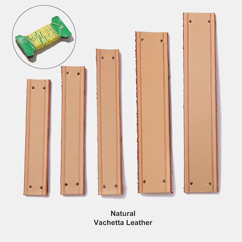 Peut inclure: Cinq bandes rectangulaires en cuir Vachetta naturel dispos&eacute;es par longueur croissante, chacune avec deux trous pr&eacute;-perc&eacute;s aux extr&eacute;mit&eacute;s et des lignes doubles surpiqu&eacute;es. Une petite bobine verte avec du fil jaune est incluse en haut &agrave; gauche.