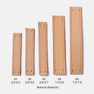 Peut inclure: Cinq bandes de cuir beige rectangulaires avec deux trous pr&eacute;-perc&eacute;s &agrave; chaque extr&eacute;mit&eacute;. Les bandes sont &eacute;tiquet&eacute;es de #1 &agrave; #5 avec des dimensions en cm : 0,9*4,3, 0,9*5,0, 0,9*5,7, 1,2*6,0 et 1,2*7,4. Chaque bande pr&eacute;sente deux lignes gaufr&eacute;es.