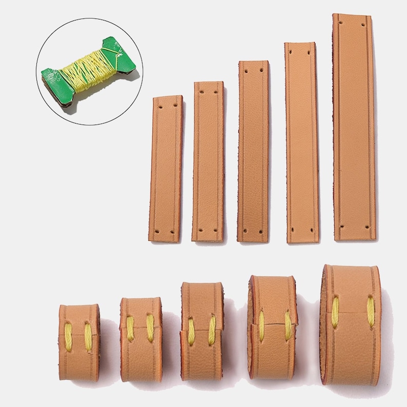 Peut inclure: Cinq bandes de cuir beige rectangulaires avec des trous pr&eacute;-perc&eacute;s &agrave; chaque extr&eacute;mit&eacute;, dispos&eacute;es verticalement. En dessous, cinq bandes de cuir assorties sont boucl&eacute;es et fix&eacute;es avec du fil jaune. Une bobine verte avec du fil jaune est encercl&eacute;e.